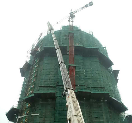 阳春吊车在工地上作业